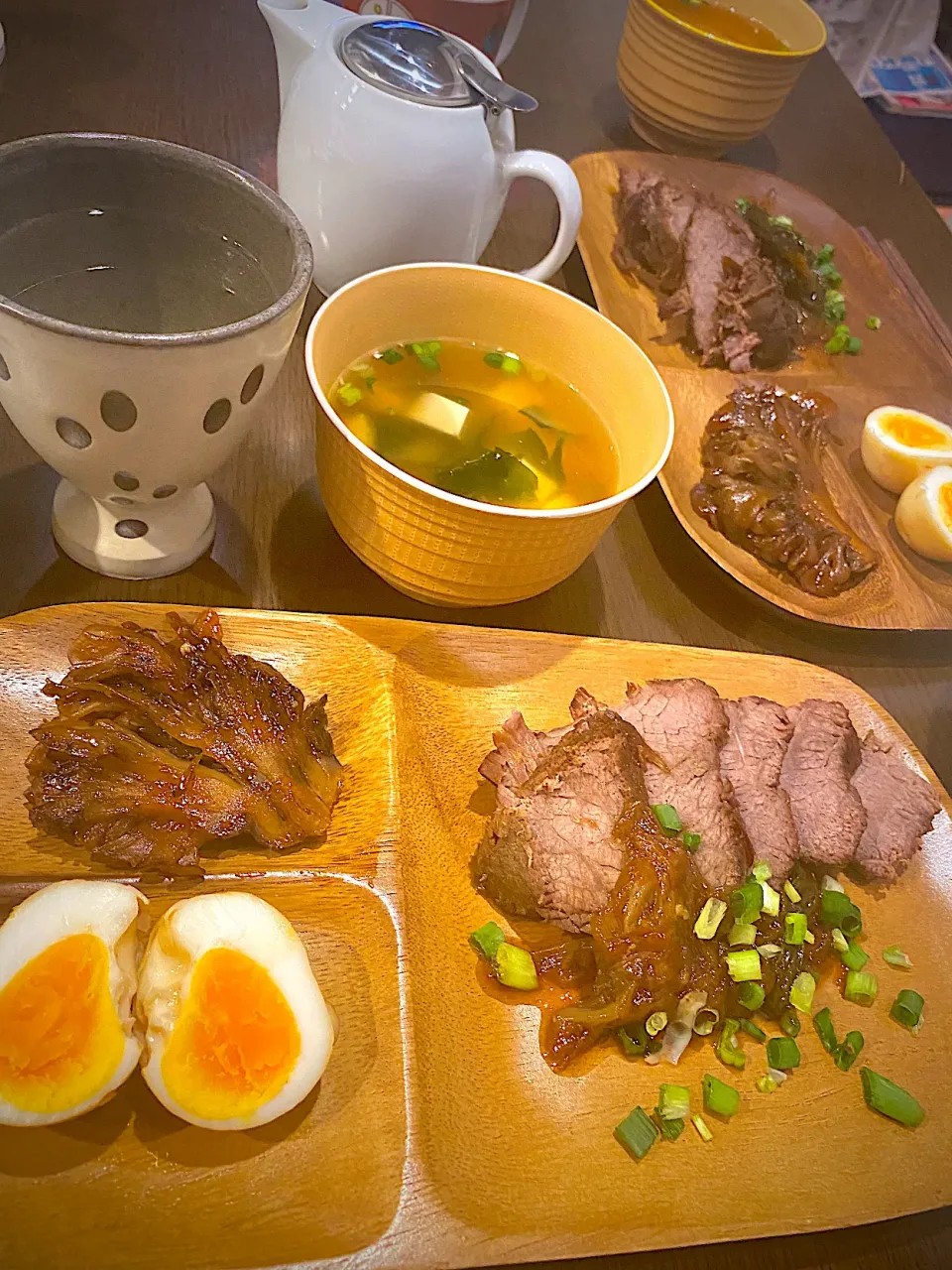 Snapdishの料理写真:牛ロースと卵 舞茸の煮物　わかめと豆腐のお味噌汁　玄米茶|ch＊K*∀o(^^*)♪さん