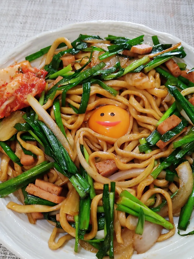 Snapdishの料理写真:沖縄そば屋の焼きそば

沖縄そば屋さんで「焼きそば」を注文すると、たいてい沖縄そばの焼きそばになります。
中華麺の焼きそばも好きですが、口に馴染むのは沖縄そば。
沖縄そば～♪沖縄そば～♪|Rピージャーさん