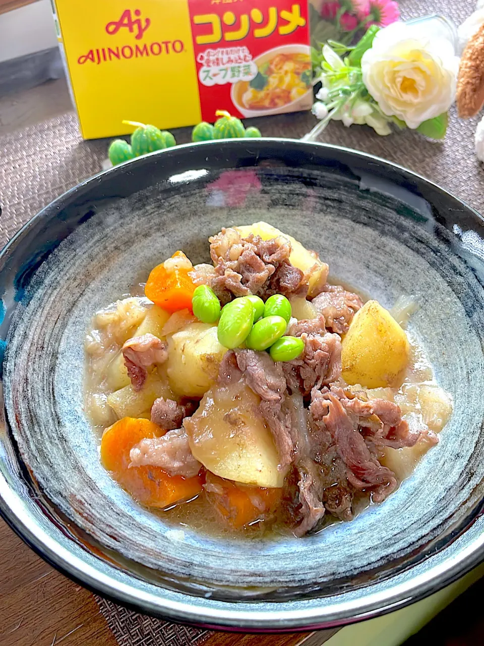 Snapdishの料理写真:牛肉とじゃがいもの煮物|hiroyoさん