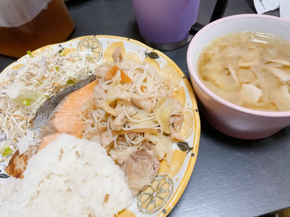 焼きビーフン　鮭　コンソメスープ|ミホさん