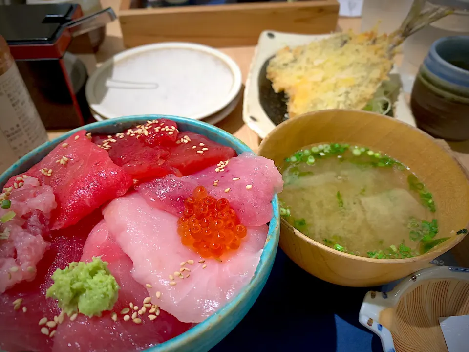 Snapdishの料理写真:御殿場アウトレットの中にある
熱海 おさかな食堂さんのトロとろとろ丼😊|ひーちゃんさん