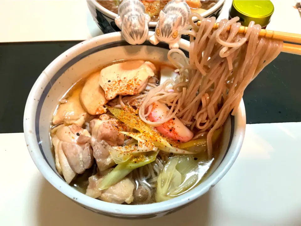 Snapdishの料理写真:お家で作る山形の冷やし鳥蕎麦　煮干し、本だし、昆布だしに焼いた鳥を入れた出汁をキンキンに冷やして|Takeshi  Nagakiさん