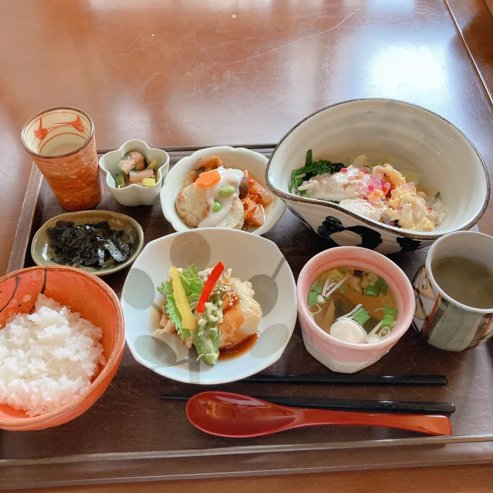 魚介と豆腐の天ぷら甘酢あん　　　　　　鶏肉・ニラ・卵のサラダ🥗　　　　　　　ラタトゥイユとベイクドポテトのチーズ　サラダ|ちゃみこさん