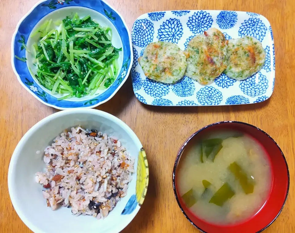 2022 0827　梅しらす炒飯　長芋と桜えびのおやき　水菜のナムル　なめことわかめのお味噌汁|いもこ。さん