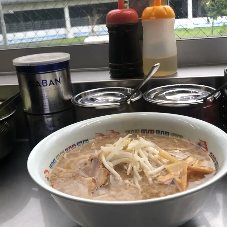 Snapdishの料理写真:小雨降り涼しい中の　＃夜勤明け　＃ラーメン　喰って　＃ホープ軒　＃朝ラー|Hajime Sakaiさん