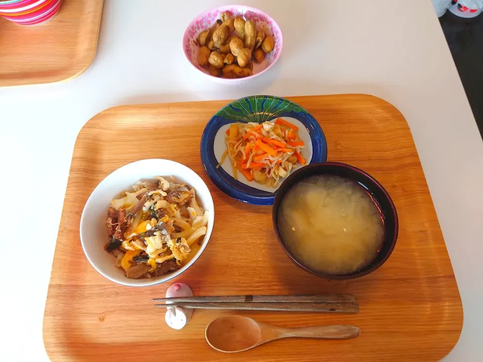 Snapdishの料理写真:今日の昼食　サンマ蒲焼缶の卵とじ丼、切り干し大根煮物、高野豆腐と玉ねぎの味噌汁、茹で落花生|pinknari🐰🌈さん