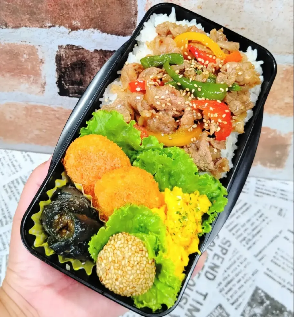 Snapdishの料理写真:牛肉パプリカ炒め弁当☆|とももんさん