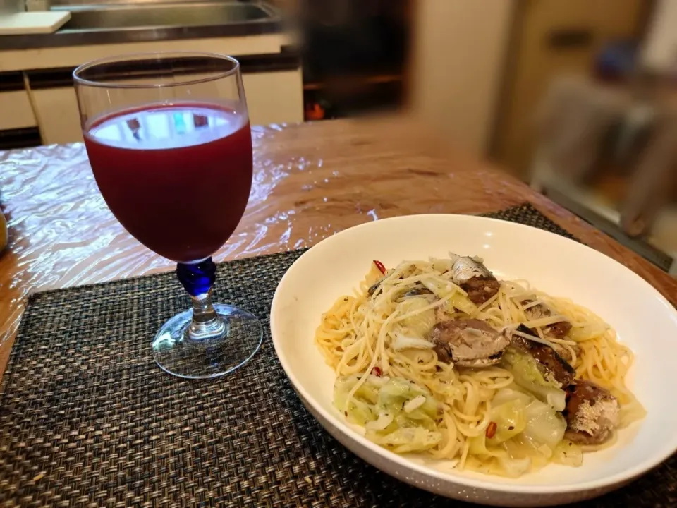 鰯水煮缶詰とキャベツのペペロンチーノと紫野菜のジュースで晩ごはんです。
今日もお疲れさまでした。|Yasunori Kannoさん