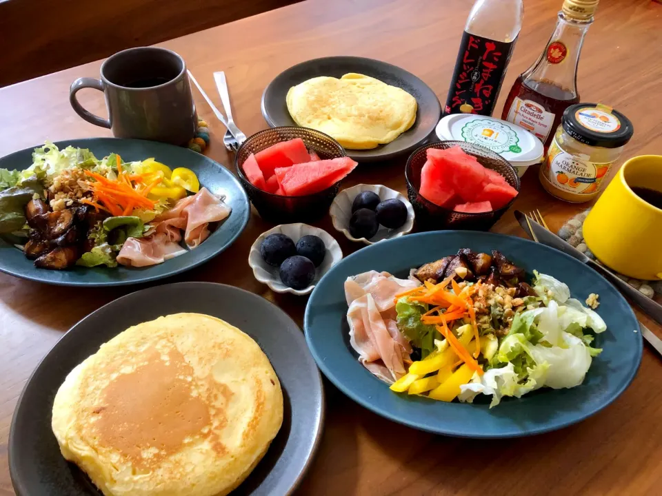 パンがなかったのでホットケーキで朝ごはん|こんぶさん