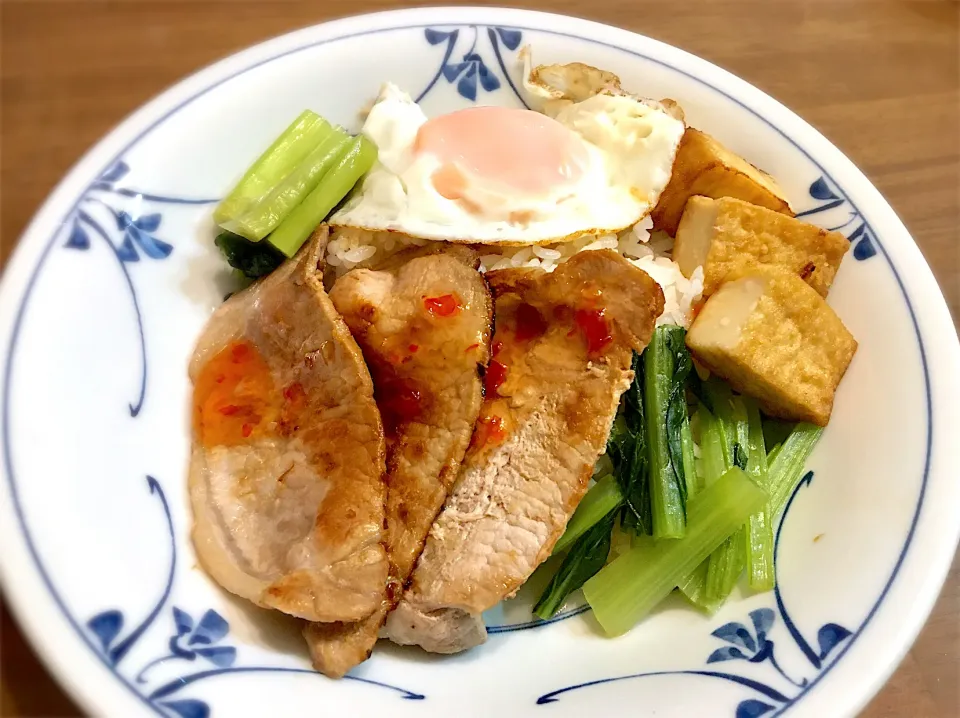 Snapdishの料理写真:Com Tam Dac biet風ぶっかけ飯(ヌクマムで味付けたご飯に豚肉、厚揚げ、目玉焼き、小松菜炒め、高菜漬を全部乗せ) スイートチリをかけて頂きました|リフルシャッフルさん