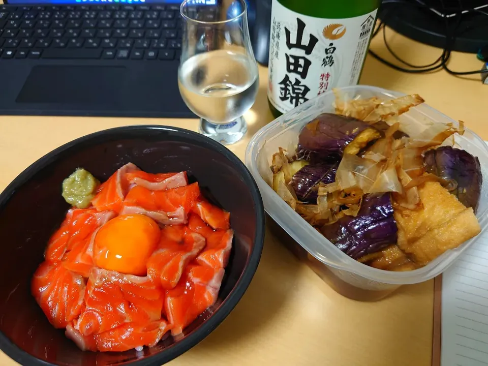 Snapdishの料理写真:サーモン丼
ナスと油揚げの煮物|ヲさん