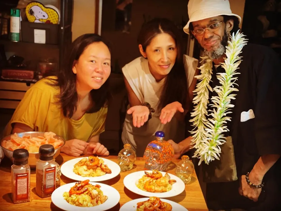 Dinner ! Dinner ! 
With Family tonight 
Johnson & Oreiller & Mami 
Chinese Stir Fried large Prawns with Egg & Chives , oyster soy sauce 
With sautéed shell praw|Emanuel Hayashiさん