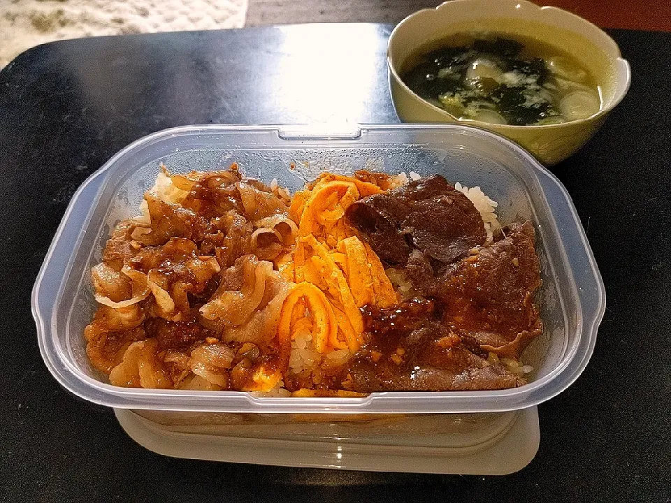 Snapdishの料理写真:夜勤明け焼肉の日・肉の日で宮崎県児湯郡西米良村産猪肉&鹿肉を自家製ダレで漬け込み、その汁で作ったタレ自家製錦糸卵をトッピング&青森県弘前産青天の霹靂で焼肉重・三陸産わかめと日本産長葱スープ|Tarou  Masayukiさん