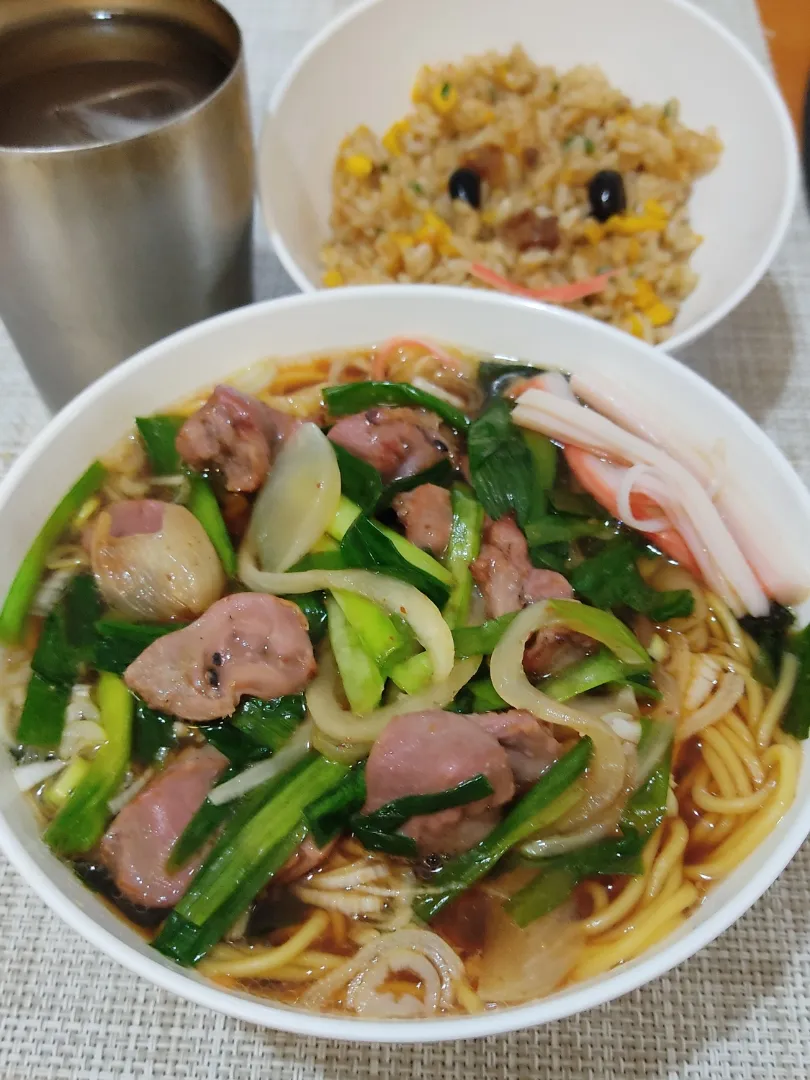 主食に主食をセットする

私の場合、ラーメンが主食で炒飯が副食。
同じ量だとしても、主食はラーメンなのだ。
中国人からすれば、奇異に映るかもしれません。|Rピージャーさん