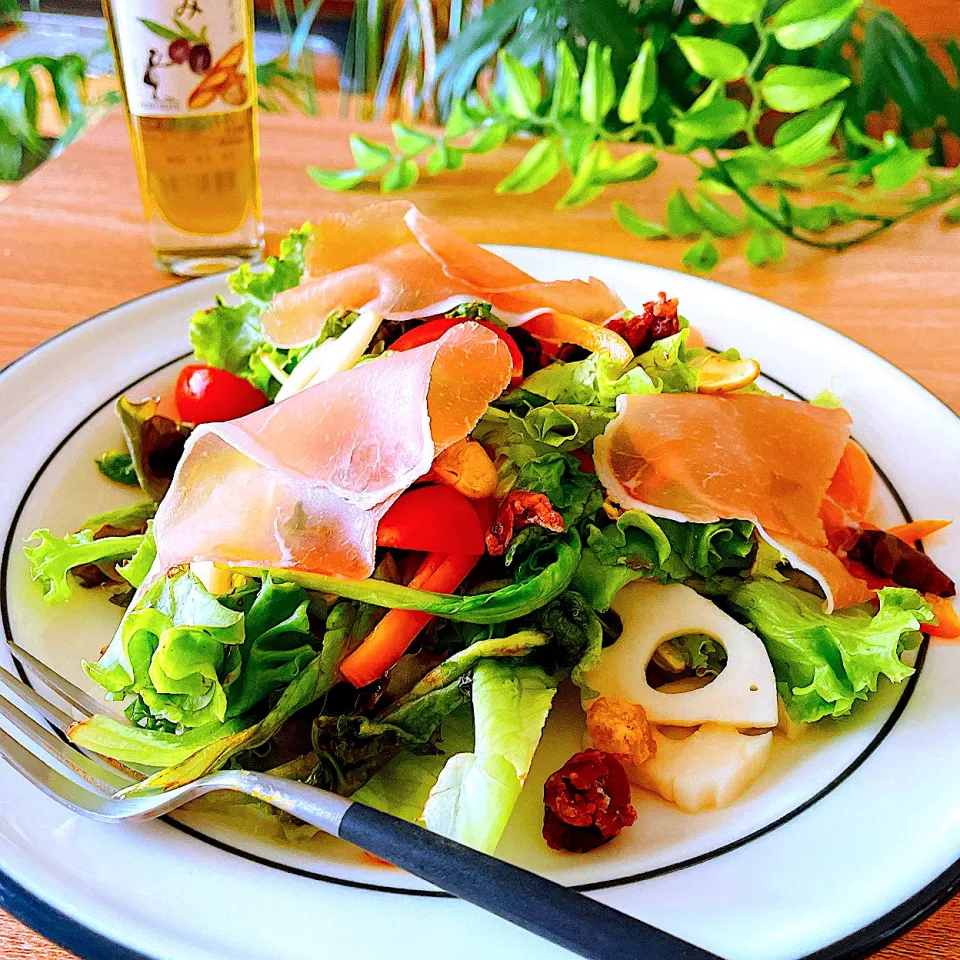 🥕🥬野菜摂らないと😅💦　　　　　取り敢えず🥗生ハムサラダ😅|Sの食卓さん