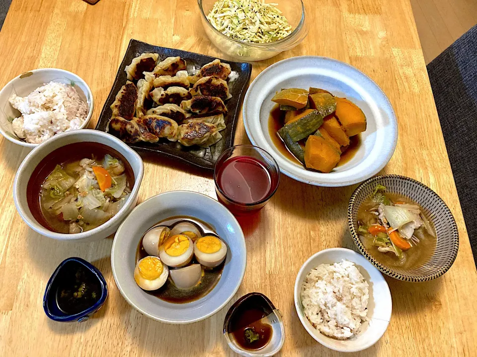 焼きすぎた自家製ニラ餃子🥟、南瓜煮もの、豚汁、煮卵、キャベツのコールスローサラダ、赤紫蘇ジュース(▰˘◡˘▰)|さくたえさん