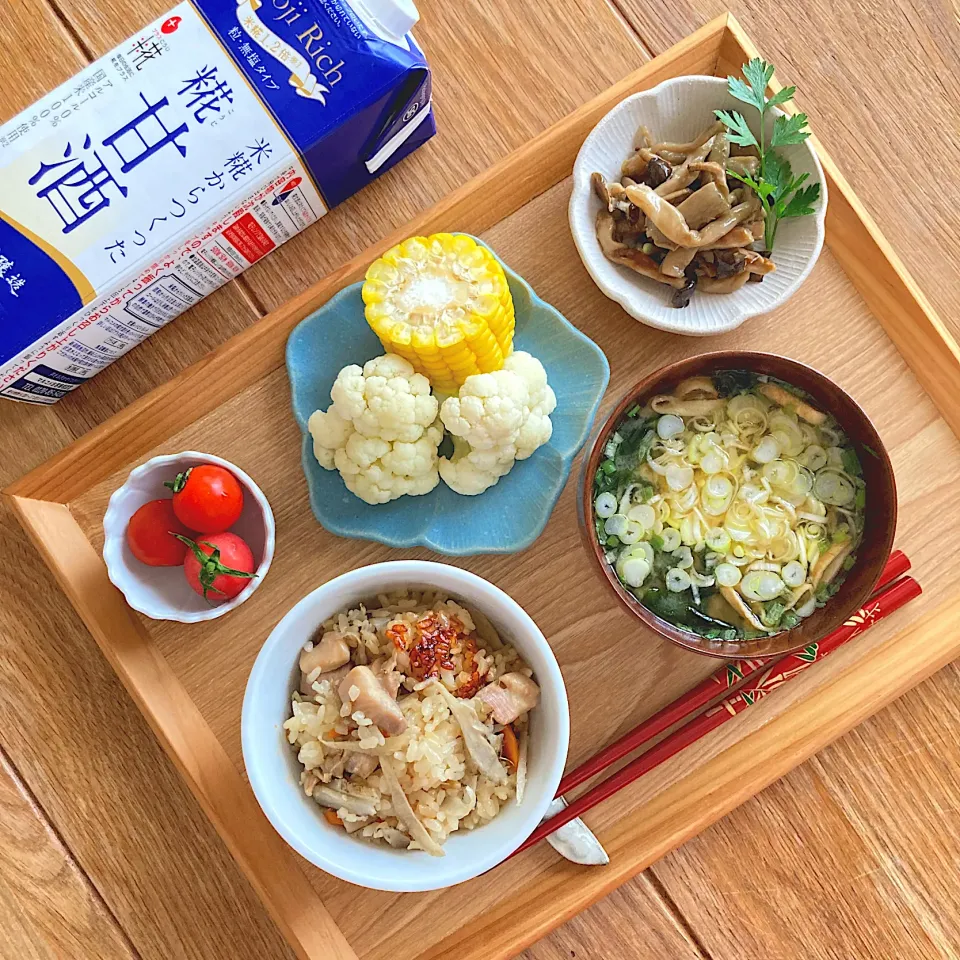 Snapdishの料理写真:鶏ごぼうご飯でランチ🍴|みずほさん