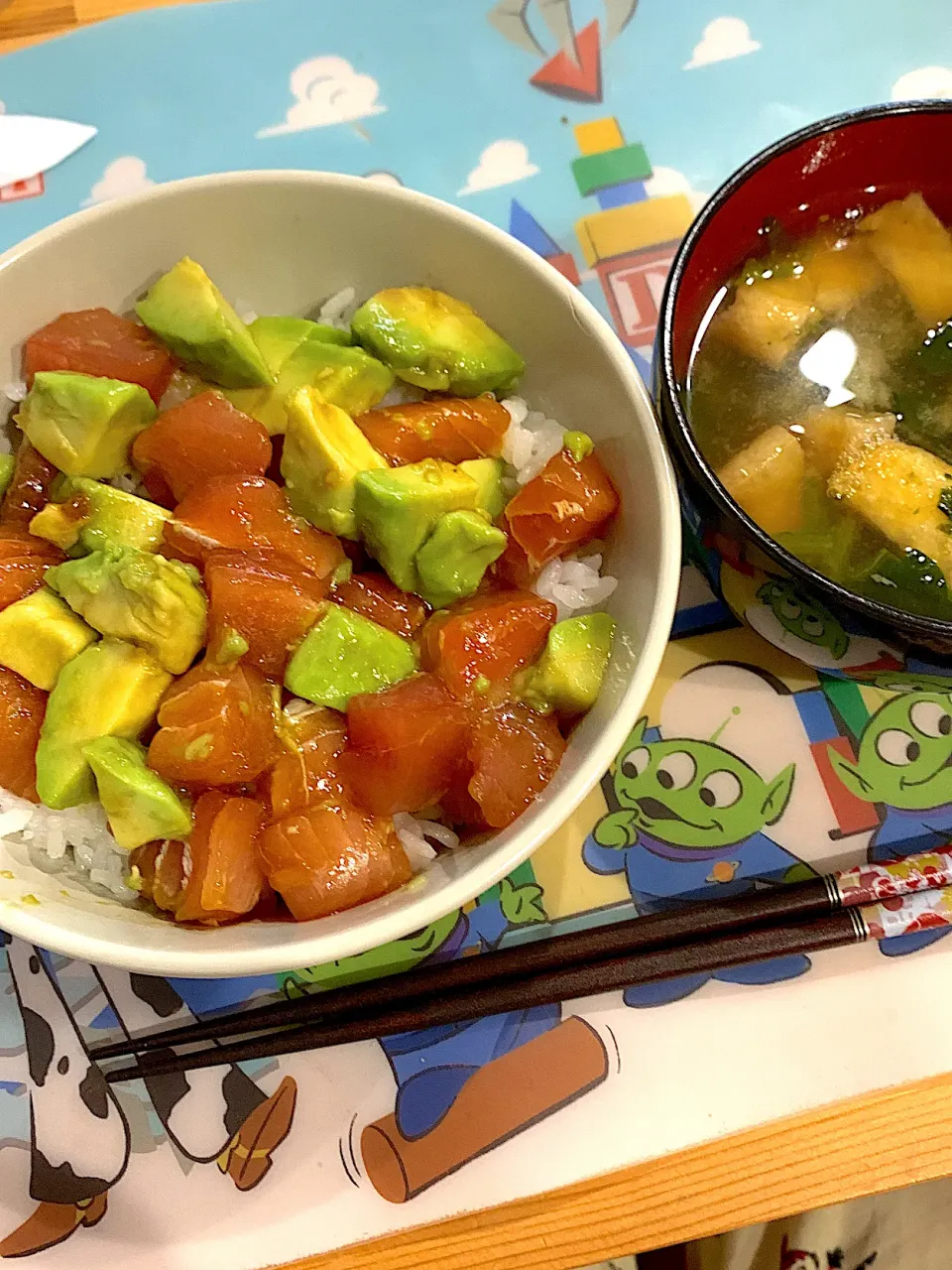 マグロアボカド丼　&   お味噌汁|ぺろたんさん