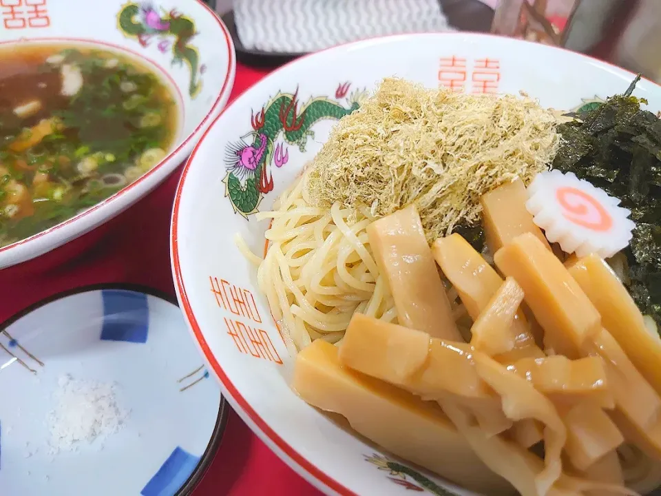 【暑い季節の夜の数量限定】
中華そば 竹千代
どんこんぶ水のざる中華(1,000円) 
＋とろろ昆布増 (道南、100円)
＋メンマ増 (愛媛孟宗竹、100円)
@尾久1分
(雨でママチャリ遠征断念)
22184|大脇さん