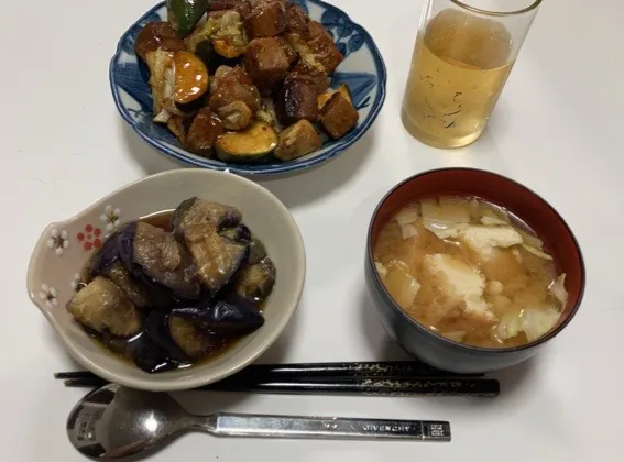 晩御飯_(:3 」∠)_☆茄子の冷やし揚げびたし☆サイコロステーキ丼☆みそ汁（キャベツ、厚揚げ）|Saharaさん