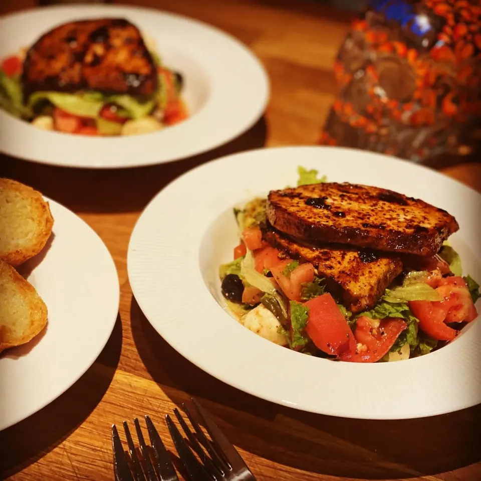 Dinner ! Dinner ! 
Pan seared Swordfish in Blackened Spice with Oyster Soy & Butter on top a Mozzarella Cheese & Black Olive Mixed Salad with sesame oil & vineg|Emanuel Hayashiさん