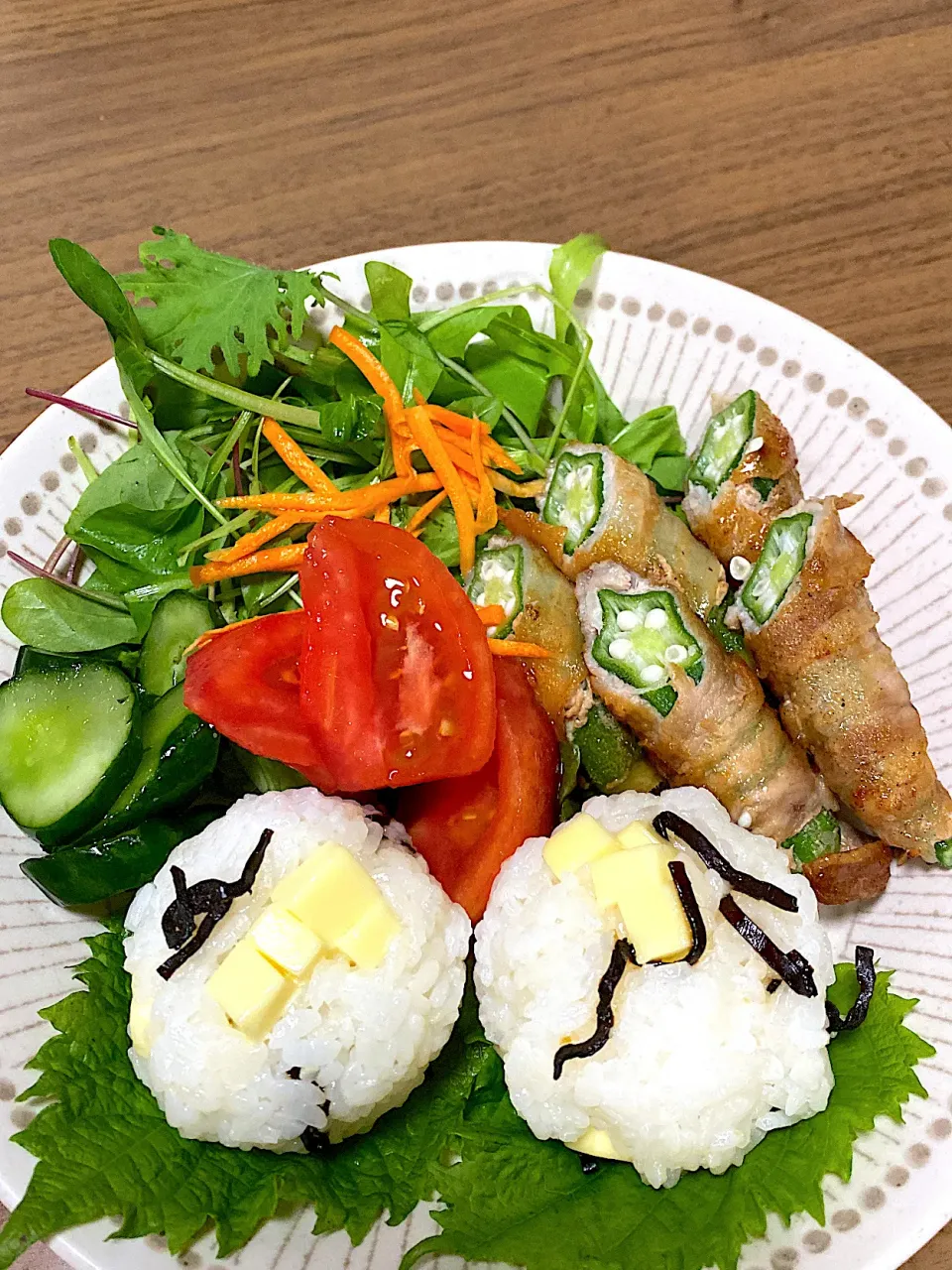 Snapdishの料理写真:🌸チーズおむすびと肉巻きおくら🌸|kikiさん