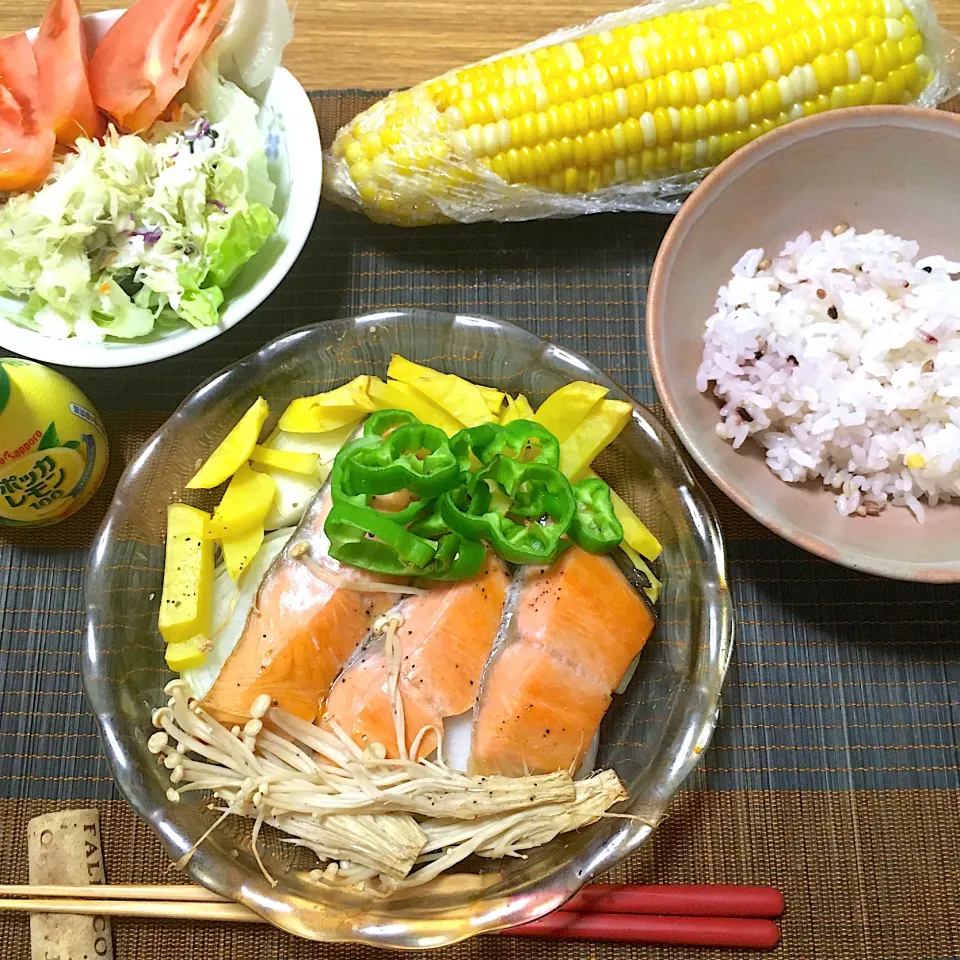 Snapdishの料理写真:2022/08/29 鮭と野菜のグリル(トースター)海藻コールスロー、ドルチェドリーム蒸しとうもろこし|kykyさん