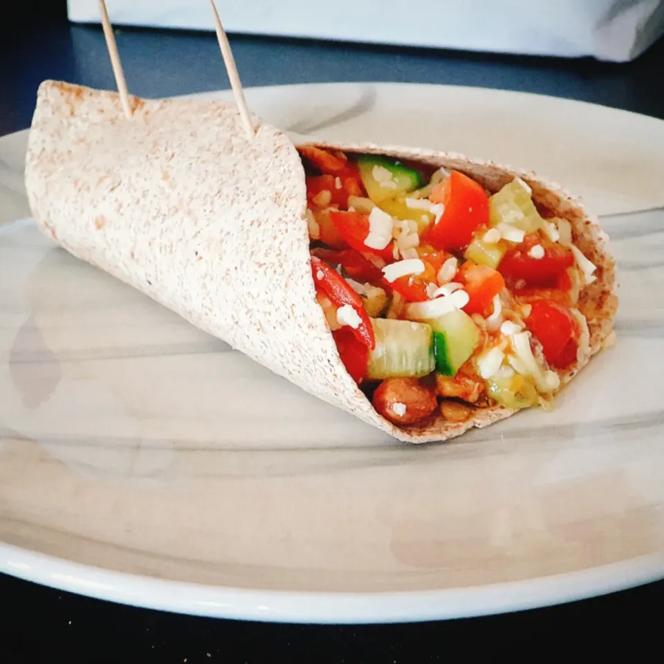 Chicken wrap with chestnut mushrooms, tomatoes, cucumber, lentils, mixed beans, green beans, red pepper, chickpeas, sweetcorn, mozzarella cheese with mexican sp|Aldin Alicさん