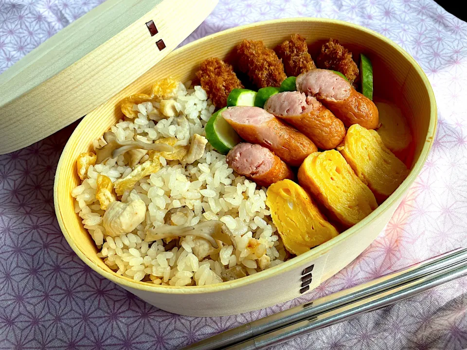 Snapdishの料理写真:【お弁当】舞茸と鶏の炊き込みご飯弁当|ワタルキャンプさん