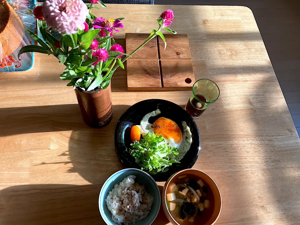 旦那さん朝ごはん〜目玉焼きが潰れて🍳北海道？蟹🦀？みたいになった😆|さくたえさん