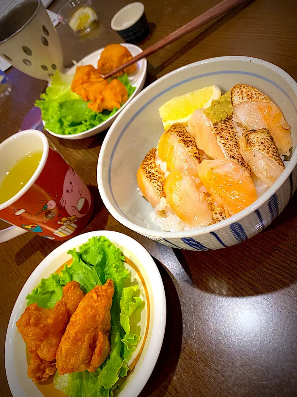 炙りサーモン丼　鶏唐揚げ　お茶|ch＊K*∀o(^^*)♪さん