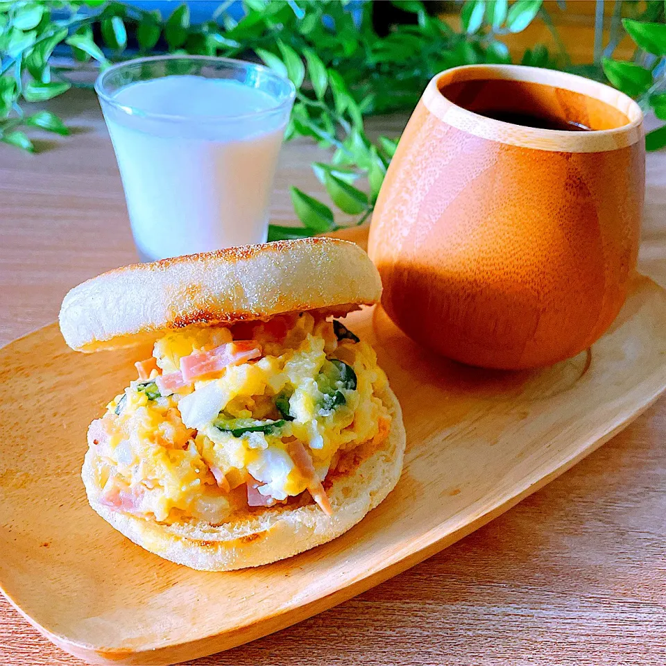 野菜不足解消ニの段　🥔🥗手作りポテトサラダ増し増し🥯マフィンサンド😋|Sの食卓さん