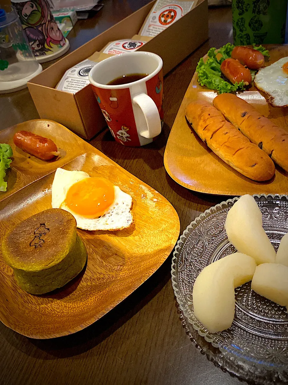 ウィンナーソテー　目玉焼き　柚子餡パン　チョコチップパン　コーヒー|ch＊K*∀o(^^*)♪さん