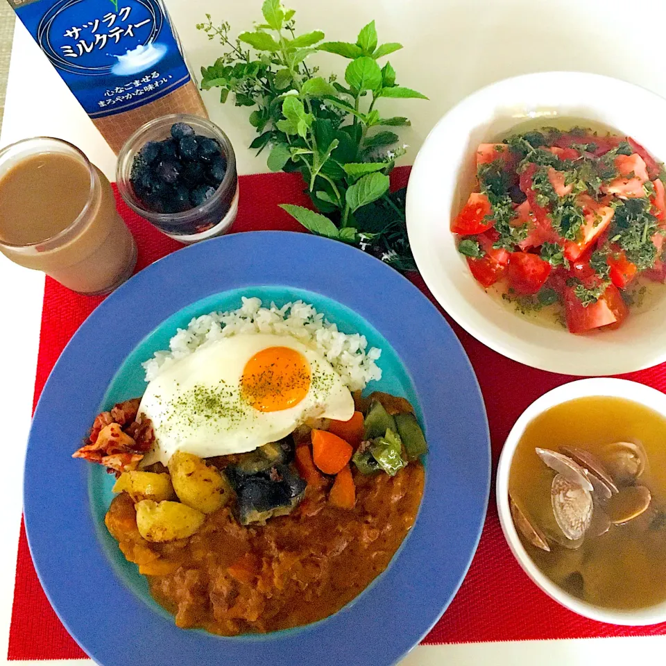 今日の胃袋泥棒笑^ - ^💪チキンと夏野菜スパイスカレー🍛トマト🍅ハーブドレッシング🌿アサリ味噌汁💪ブルーベリーヨーグルト🫐きな粉黒すりごま入り💪ミルクティー💖|HAMI69さん