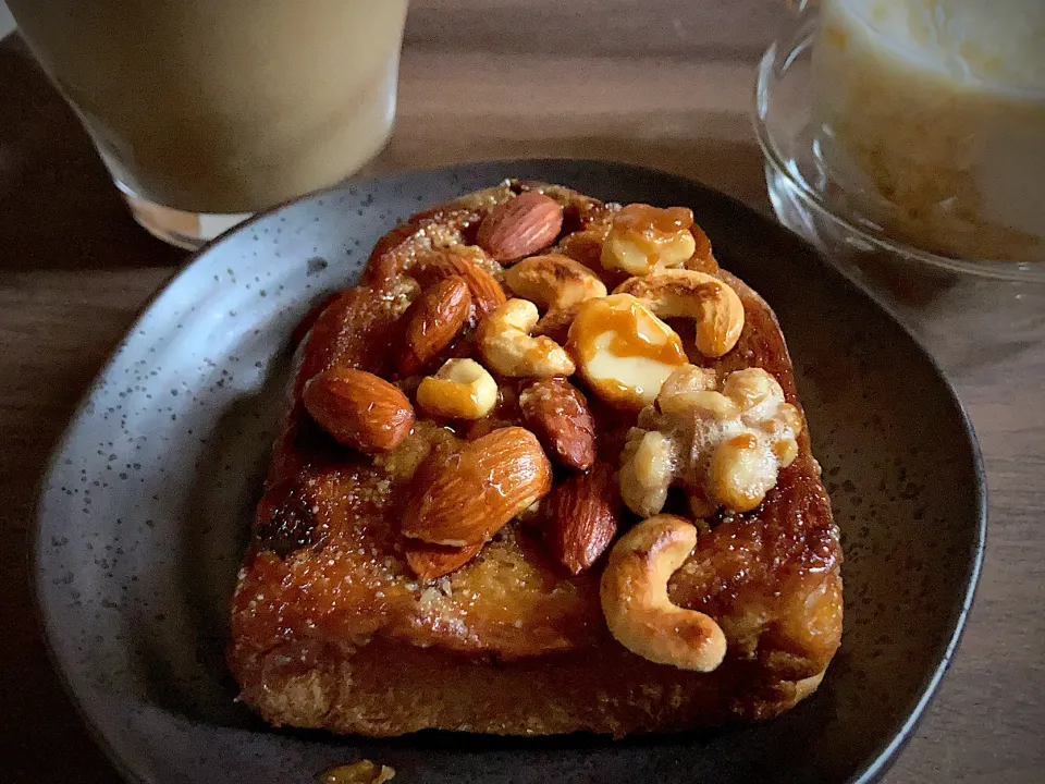 キャラメルナッツトースト🍞はちみつヨーグルト🍯ソイラテ☕️|gunlove❤さん