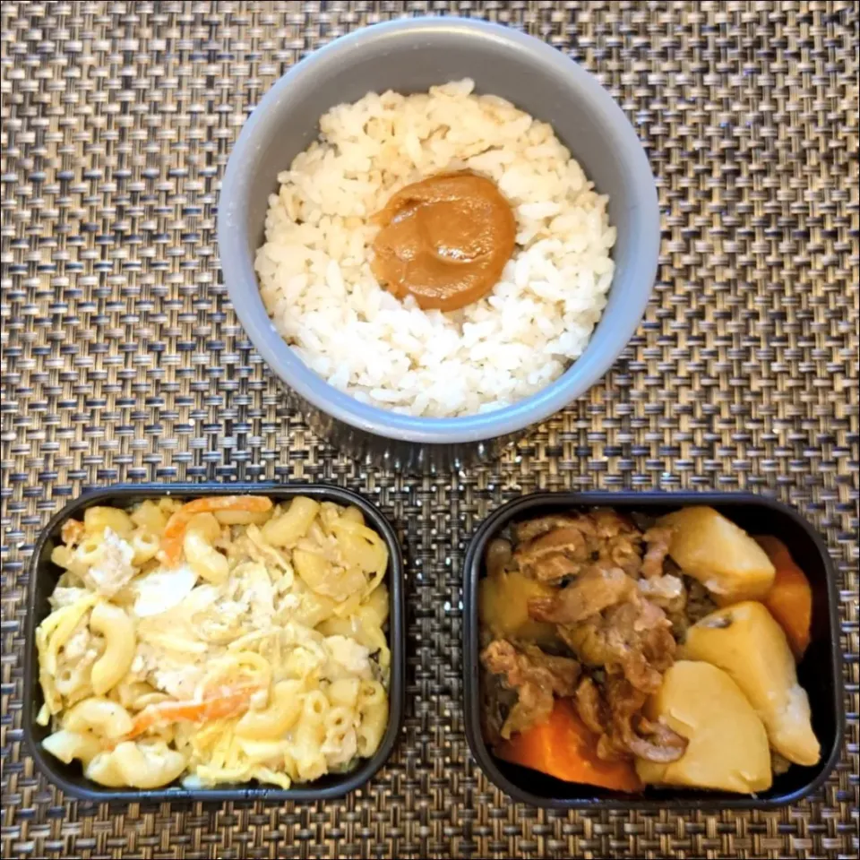 今日のお弁当。
・ビタバァレーごはん（梅干し）
・たくあんマヨのマカロニサラダ
・肉じゃが
・味噌汁
おいしくいただきました。ごちそうさまでした。|Yasunori Kannoさん