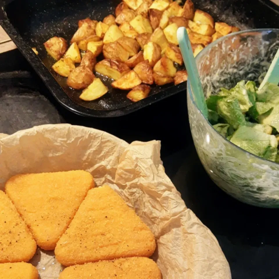 fried cheese, with fries and salad|Imre Zoltánさん