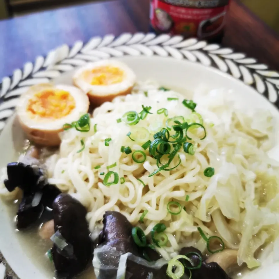 うまかばい煮玉子と、キャベツたっぷりラーメン👌グ〜です😀|ペンギンさん