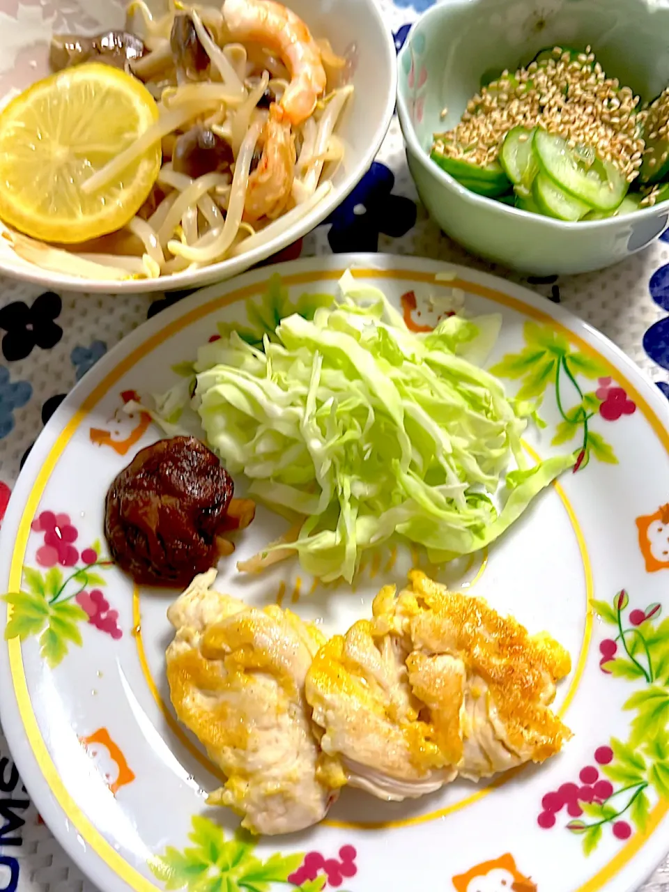 Snapdishの料理写真:鶏ササミのピカタ　キャベツ　椎茸　もやしとしめじのレモン🍋マリネ海老添え|4jinoanataさん