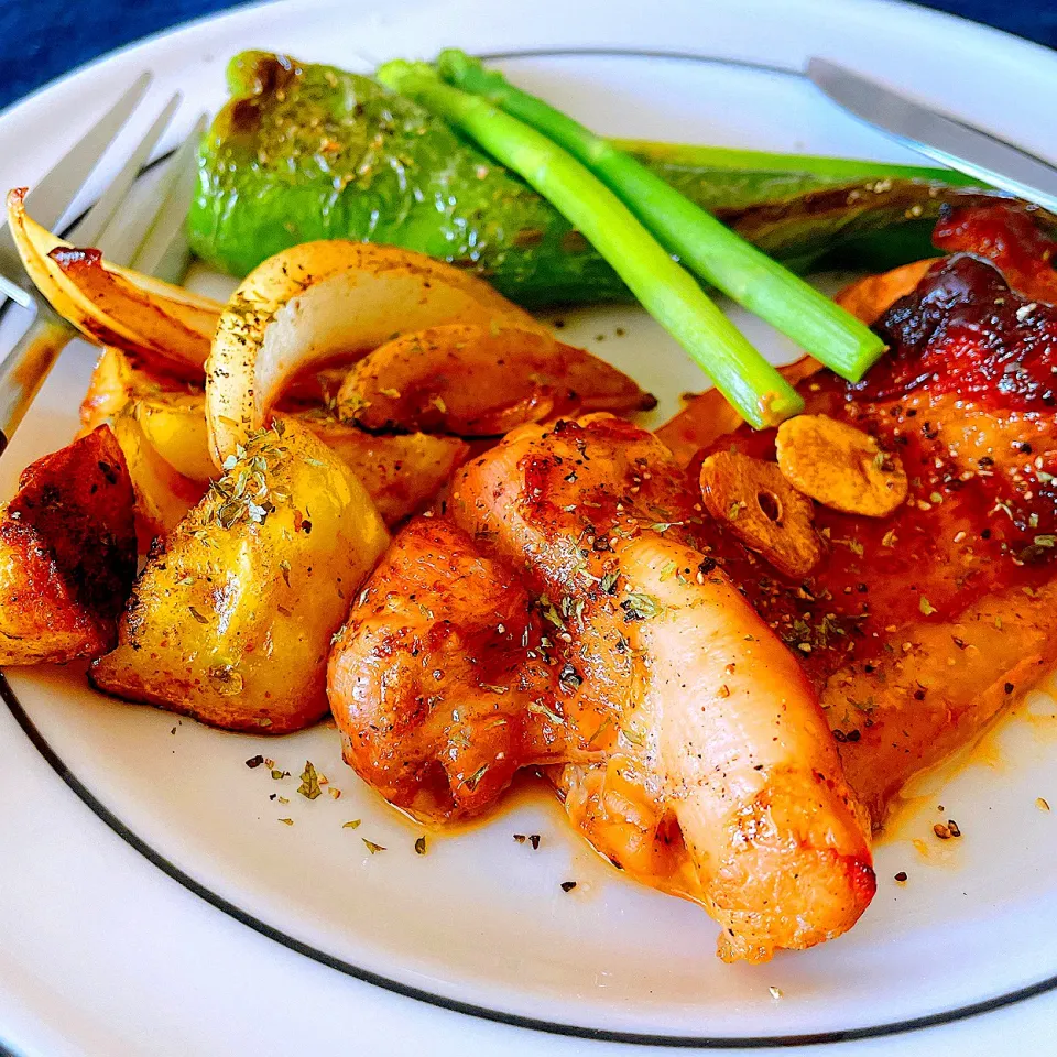 Snapdishの料理写真:スペイン🇪🇸のバル風　🍗グリルチキンと🥔ジャーマンポテトのプレート🥘|Sの食卓さん