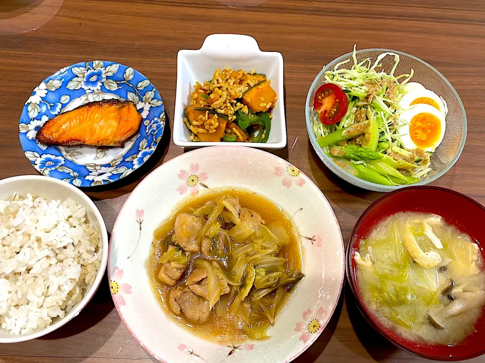 鶏モモと白菜のトロトロ煮　キャベツとしめじの味噌汁　手作り胡麻ドレサラダ　かぼちゃのそぼろ炒め　塩鮭|おさむん17さん