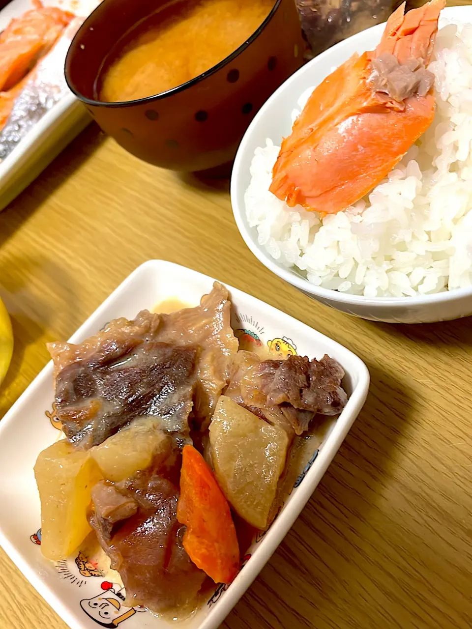 晩御飯 牛すじ白味噌煮込 焼きジャケ|爰音さん