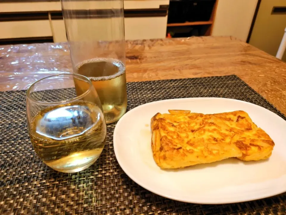 卵焼き器で作ったトルティージャ（スペイン風オムレツ）とスペインの安い白ワインで、ひとり家飲みの晩酌です。|Yasunori Kannoさん