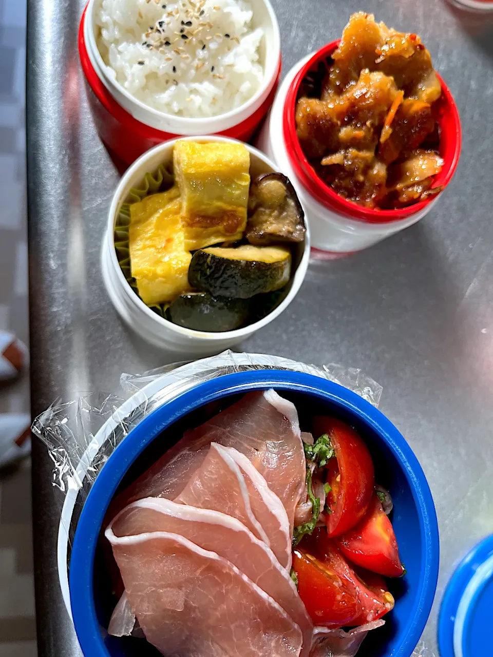 昨日の子供達のお弁当。残り物消費で初めての別々のメニュー|ちーさん