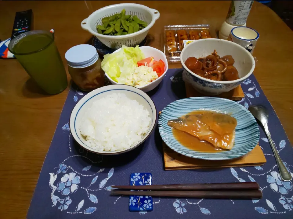 Snapdishの料理写真:お惣菜の鯖の味噌煮&里芋とイカの煮付け(夕飯)|enarinさん