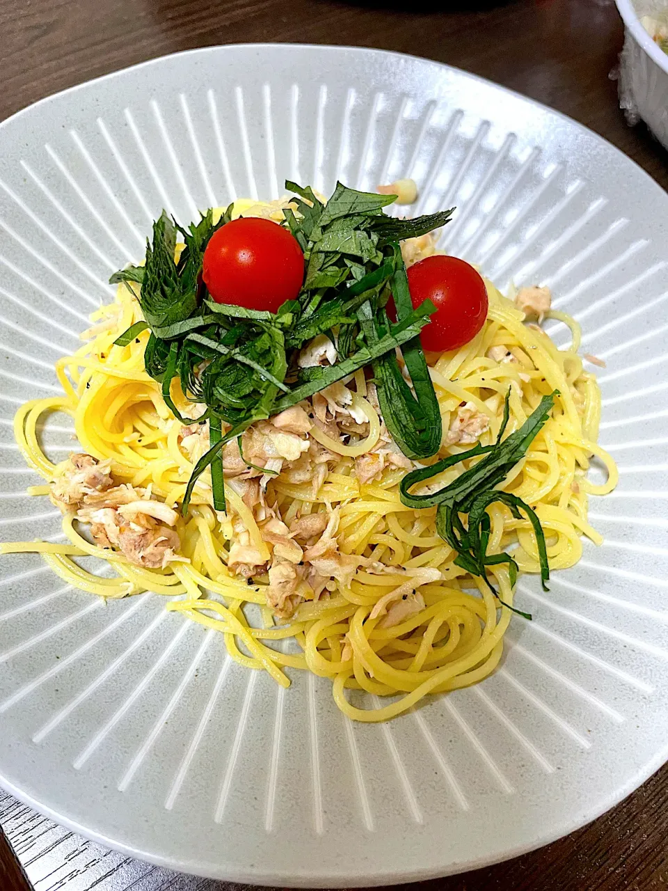 ささみとツナのさっぱりパスタ🍝作ってみました。ささみ、ツナ、大葉、ニンニク、ミニトマトオリーブオイル、塩胡椒|みるさん