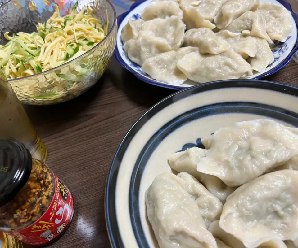 豚バラ肉、ピーマン、セロリ、青ネギ、で手作り水餃子を作ってみました。|みるさん