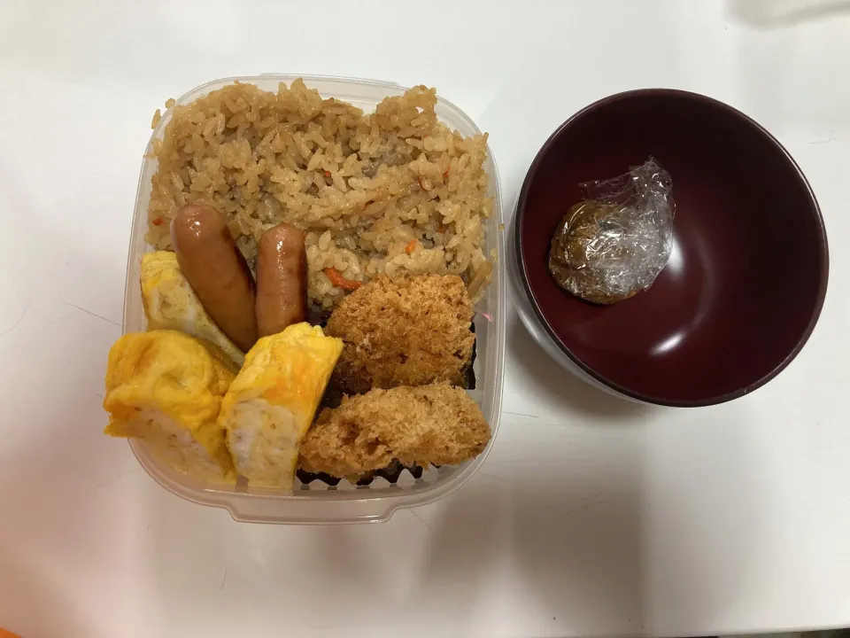 パパ弁。久々に炒飯じゃない奴。☆帆立の炊き込みご飯☆鱈フライ☆卵焼き☆ウインナー☆みそ玉。|Saharaさん