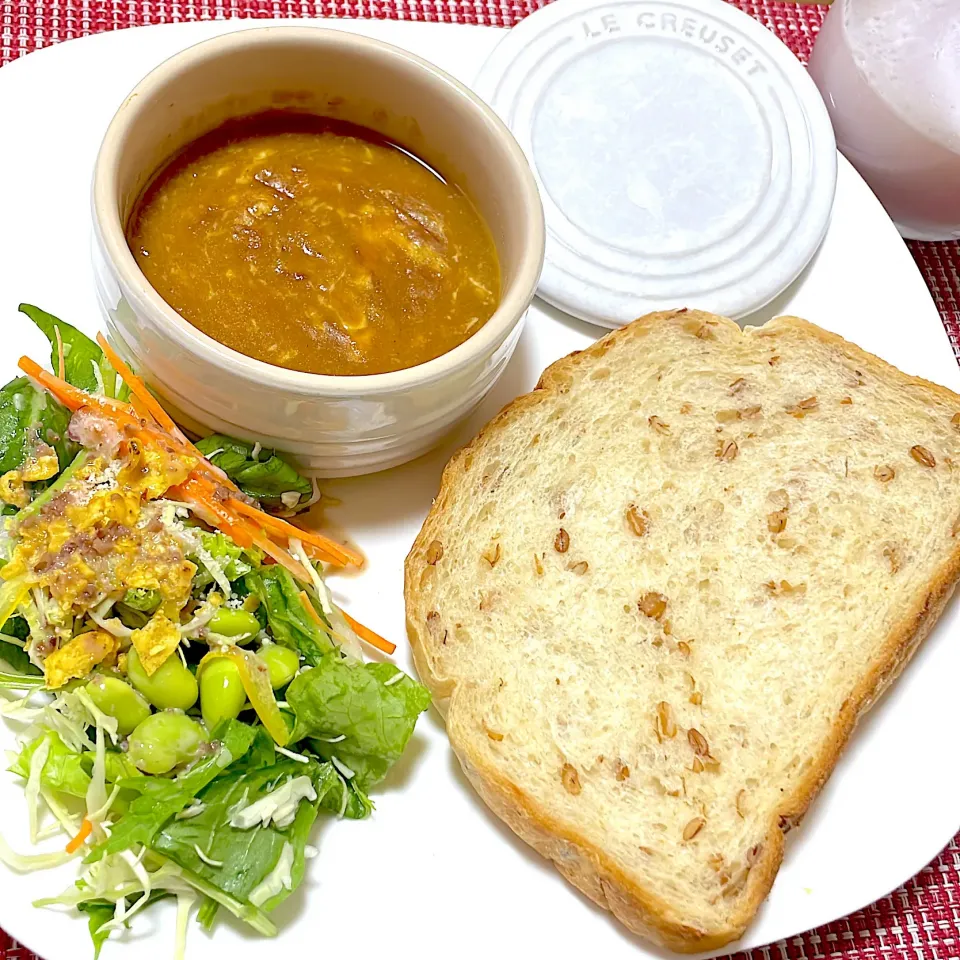 余ったチーズ入り牛すじカレーにパンつけて🍞|Sakuraさん