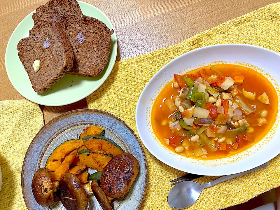 ミネストローネ🍅、しいたけと自家栽培かぼちゃのソテー、HBで全粒粉くるみ食パン🍞|1614さん